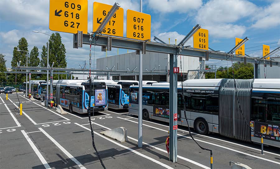 Bus biométhane en charge au centre bus