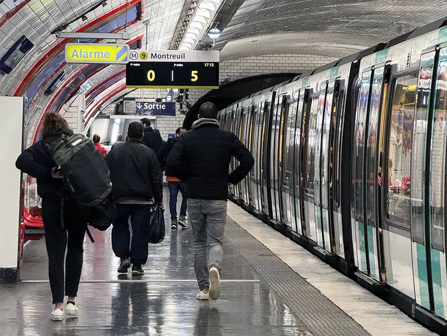 Ecran Panam sur un quai de la ligne 9