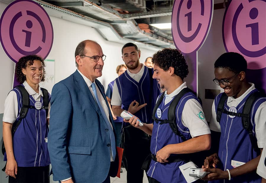 Jean Castex et des personnels déployés sur le réseau à l'occasion des Jeux de Paris 2024