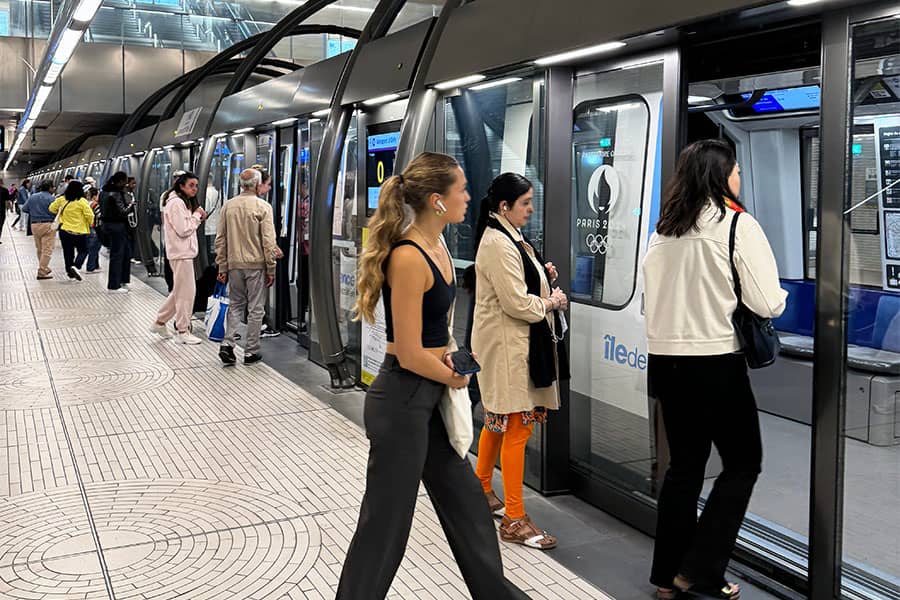 Voyageurs sur la ligne 14