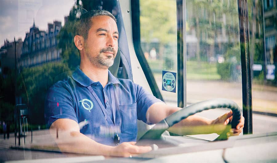 Machiniste au volant de son bus