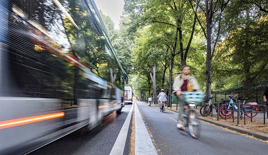 Partage de la voirie entre un bus et un cycliste