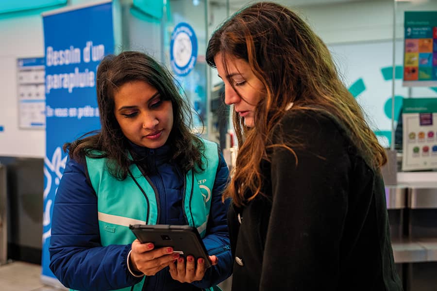 Les agents sont équipés de tablettes pour faciliter leurs échanges avec les voyageurs.